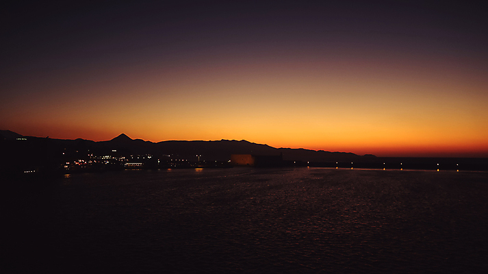 포토 JPG 해외이미지 호수 바다 여행 신체 자연 하늘 비행기 사람없음 야외 물 강 햇빛 태양 반사 일출 황혼 일몰 새벽 저수지 도시 보트 야간 저녁 큼 수평선 해외포토 자연요소 배_교통 항공교통 대중교통 노을 크기 생태계 파일형식 이미지허브