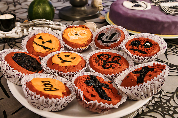 포토 JPG 해외이미지 어린이 탁자 디저트 골격 막대사탕 사탕 사람없음 장식 컵 파란색 파티 쿠키 축제 웹 어둠 할로윈 머그컵 가을 축하 바 유령 컵케이크 거미 라일락 머랭 사신 정물화 해외포토 식기 계절 꽃 음식 컬러 가구 곤충 컨셉 인터넷 사람 이벤트 케이크 그림 파일형식 이미지허브