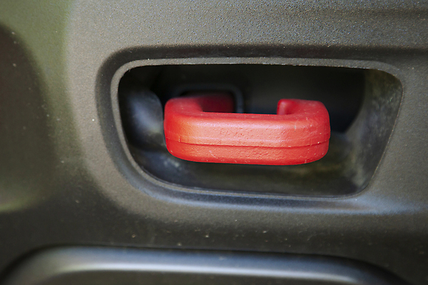 포토 JPG 해외이미지 직업 산업 여행 백그라운드 부분 교통시설 손잡이 사람없음 야외 가로 빨간색 금속 힘 카트 장비 운전 화물 기구 업무 도움 운반 고리 당기기 연결 서비스 리프트 조절 편리함 조이기 지원 하드웨어 헬프 해외포토 컬러 교통 컨셉 모션 재질 컴퓨터 운송업 작업 시설 파일형식 이미지허브