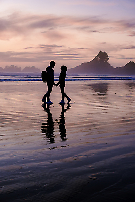 포토 JPG 해외이미지 커플 여자 남자 실루엣 바다 섬 여행 풍경 성인 야외 두명 여름 손잡기 일몰 성인만 해외포토 계절 관계 모션 촬영기법 사람 노을 파일형식 이미지허브