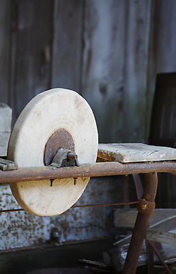 포토 JPG 해외이미지 직업 전통 산업 표면 사람없음 목재 세로 금속 힘 기계 장비 수확 기구 공구 업무 바퀴 원형 칼날 작업실 제조 자르기 속도 서식 볼트 그라인더 갈기 무거움 공학 단상 수공예 방법 옛날 조작 철강 해외포토 도형 나무 교육 농업 재료 모션 재질 도구 작업 무게 공예 커피용품 파일형식 이미지허브