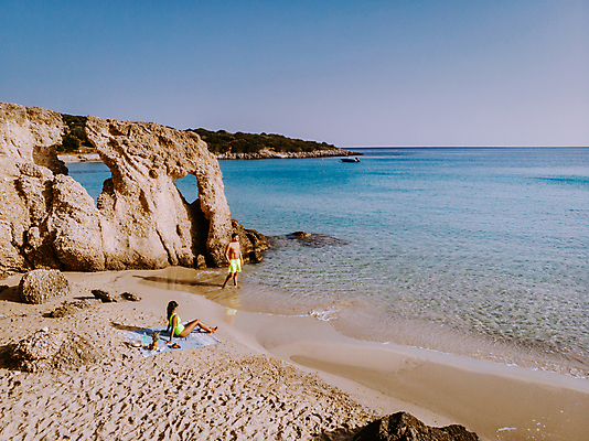 포토 JPG 해외이미지 커플 여자 남자 모래 바다 섬 여행 휴가 휴식 풍경 성인 두명 맑음 지중해 그리스 성인만 해외포토 유럽 컨셉 관계 날씨 사람 파일형식 이미지허브