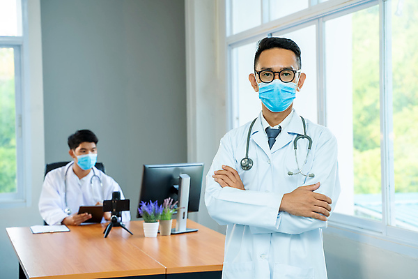 포토 JPG 해외이미지 백인 직업 얼굴 백그라운드 유니폼 청진기 건강 병원 가면 마스크 사람 성인 두명 치료 가로 약 건강관리 환자 간호사 의사 잡기 도움 질병 집중 동료 생물학 감염 미생물 외과 돌봄 전염병 성인만 해외포토 서양인 옷 교육 컨셉 의학 관계 의료기기 모션 생물 관리 신체부위 의료진 파일형식 이미지허브