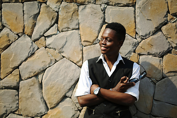 포토 JPG 해외이미지 모델 학생 라이프스타일 헤어스타일 응시 남자 행복 얼굴 포즈 백그라운드 컨셉 한명 서기 미소 사람 인종 성인 유행 검은색 어둠 표현 도시 자신감 시원함 스마트 피부 흥분 긍정 스타일 해외포토 1 시선 감정 컬러 모션 표정 생활 신체부위 파일형식 이미지허브