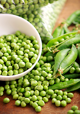 포토 JPG 해외이미지 채소 콩 사람없음 아웃포커스 초록색 농작물 쌓기 사발 낟알 담기 완두콩 콩깍지 꼬투리 해외포토 컬러 농업 모션 곡류 촬영기법 사기그릇 파일형식 이미지허브