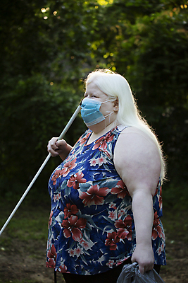 포토 JPG 해외이미지 여자 얼굴 건강 가면 한명 경비 안전 사람 세로 파란색 약 걷기 장비 덮개 수비 바이러스 호흡 보호 질병 위험 예방 감염 독립 돌봄 시각장애인 위생관리 전염병 필터 해외포토 1 컬러 컨셉 의학 모션 관리 신체부위 뚜껑 장애인 파일형식 이미지허브