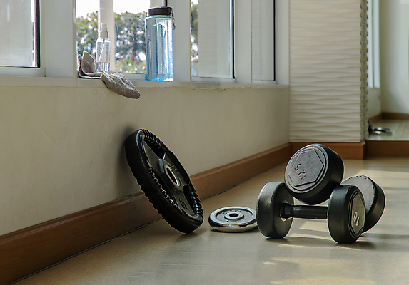 포토 JPG 해외이미지 라이프스타일 디자인 벽 스포츠 백그라운드 컨셉 휴식 바닥 실내 건강 안전 사람없음 물 운동 우주 금속 힘 아령 방 장비 원형 무게 은색 플라스틱 청소 철 물병 연습 오브젝트 체육관 무거움 철강 해외포토 자연요소 도형 컬러 재질 내부 생활 물통 파일형식 이미지허브