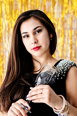 포토 JPG 해외이미지 백인 여자 행복 한명 들기 사람 이벤트 상반신 성인 앞모습 파티 기쁨 축하 샴페인잔 성인여자한명만 해외포토 서양인 1 감정 뷰포인트 컨셉 술잔 모션 여자한명만 성인여자만 파일형식 이미지허브