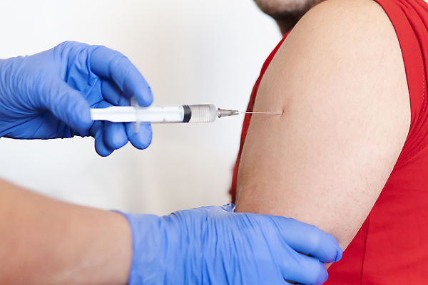 포토 JPG 해외이미지 손 남자 근육 주사기 한명 근접촬영 상반신 성인 신체부위 간호사 의사 잡기 바이러스 어깨 예방 주사약 백신 예방접종 예방주사 진통제 팔뚝 성인남자한명만 코로나바이러스 해외포토 1 뷰포인트 의학 의료기기 모션 사람 약 의료진 접종 남자한명만 성인남자만 파일형식 이미지허브