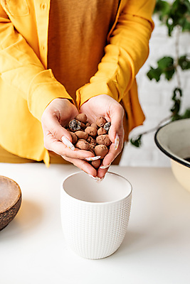 포토 JPG 해외이미지 여자 화분 실내 한명 상반신 성인 노란색 돌_바위 담기 성인여자한명만 홈가드닝 해외포토 식물 1 컬러 모션 사람 내부 원예 여자한명만 성인여자만 파일형식 이미지허브