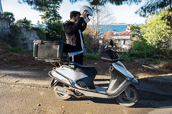 포토 JPG 해외이미지 백인 남자 음식 이동 교통시설 모션 거리 피자 가면 한명 사람 소년 야외 자전거 운전 스쿠터 오토바이 화물 도시 운전사 배달원 승차 헬멧 서비스 속도 테이크아웃 패키지 질서 모터 재촉 라이더 해외포토 서양인 직업 1 어린이 교통 컨셉 패스트푸드 서양음식 바이크 운송업 예절 보호장비 시설 파일형식 이미지허브