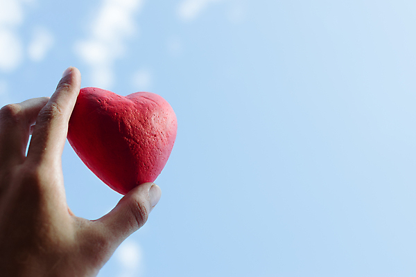 포토 JPG 해외이미지 모양 손 여자 남자 행복 결혼 백그라운드 컨셉 가족 관계 자연 하늘 결혼식 발렌타인데이 건강 관리 선물 사랑 사람 사람없음 장식 빨간색 우주 의사 하트 심장 축하 인사 잡기 심볼 나눔 돌봄 헬프 해외포토 감정 컬러 모션 데이이벤트 이벤트 신체부위 의료진 예절 도움 장기_의학 생태계 파일형식 이미지허브