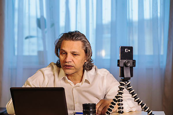 포토 JPG 해외이미지 백인 직업 라이프스타일 교육 남자 인터넷 비즈니스 통신 수업 무선통신 실내 설명 한명 사람 손짓 성인 가로 노트북 스마트폰 핸드폰 컴퓨터 컬러풀 듣기 관찰 작업 비즈니스맨 가르침 연결 토론 강의 방송 나눔 온라인 삼각대 고립 블로거 세미나 조언 웨비나 해외포토 서양인 1 컬러 모션 내부 생활 전자제품 스마트기기 직장인 파일형식 언택트 이미지허브