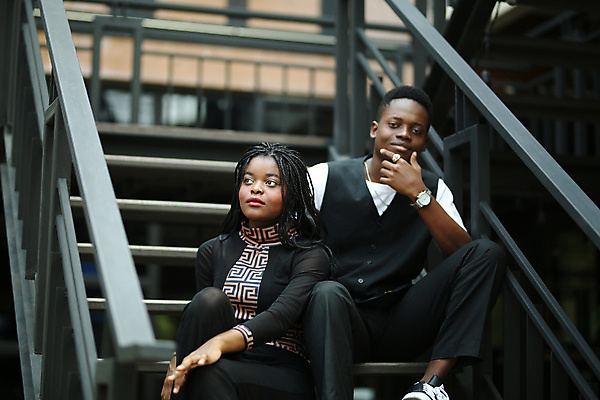 포토 JPG 해외이미지 학생 라이프스타일 커플 여자 교육 남자 행복 백그라운드 관계 아프리카 함께함 미소 웃음 사람 인종 성인 야외 두명 친구 검은색 우정 자신감 그룹 대학교 긍정 힙스터 카피스페이스 해외포토 패션 감정 나라 컬러 컨셉 학교 표정 생활 공백 파일형식 이미지허브