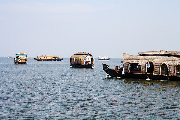포토 JPG 해외이미지 나무 아시아 여행 교통시설 자연 휴가 주택 항해 손바닥 동양인 풍경 사람없음 야외 물 강 여행객 보트 크루즈 인도인 함선 수로 운하 코코넛 채널 케랄라주 해외포토 자연요소 외국인 식물 손 나라 교통 배_교통 과일 사람 인종 건물 인도_나라 시설 생태계 파일형식 이미지허브