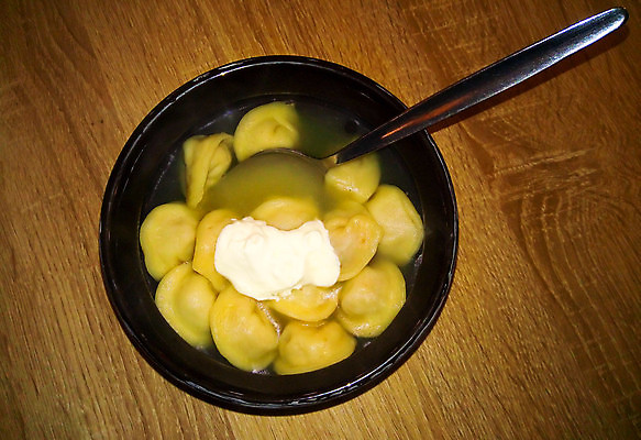 포토 JPG 해외이미지 실내 사람없음 검은색 사발 이탈리아음식 나무바닥 반죽 라비올리 해외포토 컬러 바닥 서양음식 내부 사기그릇 파일형식 이미지허브