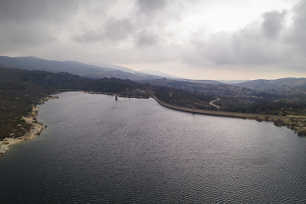 포토 JPG 해외이미지 유럽 호수 벽 여행 건축양식 자연 하늘 휴가 산 안테나 파노라마 사람없음 야외 물 파란색 여행객 계곡 고요 일몰 절벽 시골 저수지 거친 댐 포르투갈 언덕 산등성이 공학 산악지대 드론 땅바닥 콘크리트 해외포토 자연요소 공공시설 교육 건축 나라 컬러 통신 바닥 촬영기법 사람 노을 생태계 파일형식 이미지허브