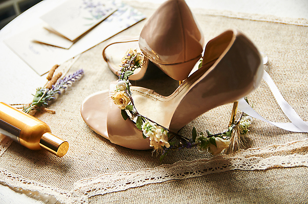 포토 JPG 해외이미지 꽃 구두 결혼 사람없음 화관 로맨틱 청첩장 라벤더 공병 스몰웨딩 해외포토 식물 신발 컨셉 카드_감사 이벤트 허브 병_담는 파일형식 이미지허브