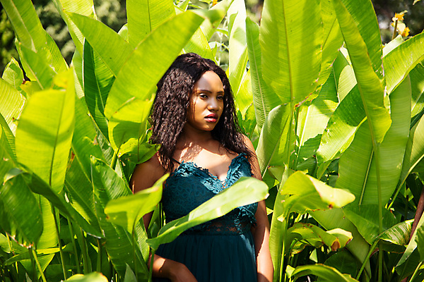 포토 JPG 해외이미지 모델 라이프스타일 헤어스타일 드레스 공원 여자 행복 얼굴 포즈 자연 한명 인종 야외 초록색 여름 뷰티 유행 검은색 자유 시골 우아함 긍정 내추럴 남아프리카 스타일 해외포토 1 옷 계절 공공시설 감정 컬러 컨셉 아프리카 사람 생활 신체부위 생태계 파일형식 이미지허브