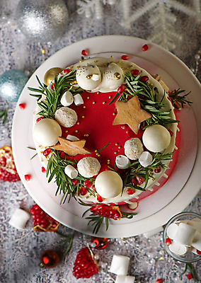 포토 JPG 해외이미지 크리스마스 겨울 사람없음 하이앵글 케이크 달콤 마시멜로우 석류알 프로스팅 맛있는 해외포토 계절 기념일 뷰포인트 디저트 맛 제빵 석류 파일형식 이미지허브