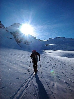 포토 JPG 해외이미지 주간 전신 겨울 스키 산 한명 성인 야외 뒷모습 햇빛 태양 등산 잡기 오르기 알프스 폴 오르막 눈내림 성인한명만 겨울풍경 설산 해외포토 자연요소 1 계절 유럽 뷰포인트 모션 겨울스포츠 눈_날씨 사람 풍경 트래킹 스키용품 성인만 파일형식 이미지허브