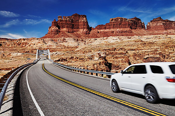 포토 JPG 해외이미지 도로 여행 교통시설 모션 자동차 자연 하늘 모바일 산 사람없음 야외 빨간색 강 골짜기 미국 운전 사막 흰색 고속도로 황무지 지형 암초 북쪽 애리조나 멀리 남쪽 루트 서쪽 콜로라도 해외포토 길 육상교통 컬러 교통 북아메리카 방향 시설 생태계 파일형식 이미지허브