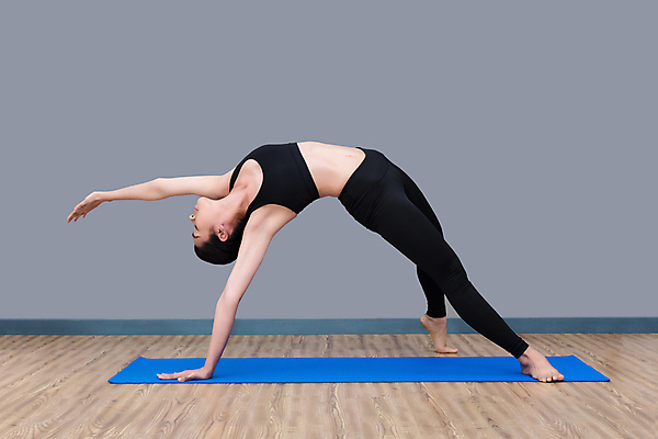 포토 JPG 해외이미지 전신 여자 요가 회색배경 실내 건강 한명 동양인 성인 옆모습 운동복 운동 요가자세 매트 유연 손뻗기 성인여자한명만 해외포토 1 웰빙 옷 뷰포인트 포즈 백그라운드 모션 사람 인종 내부 회색 여자한명만 성인여자만 파일형식 이미지허브