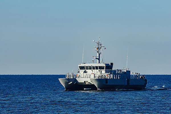포토 JPG 해외이미지 주간 바다 항해 사람없음 야외 군용 군함 발트해 해외포토 자연요소 배_교통 군대 북유럽 해군 파일형식 이미지허브