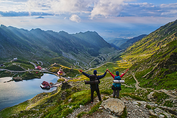 포토 JPG 해외이미지 구름 도로 호수 여행 백그라운드 곡선 교통시설 자동차 자연 하늘 휴가 산 주택 파노라마 풍경 사람없음 야외 초록색 여름 파란색 여행객 계곡 하이킹 바위 고속도로 고도 언덕 루마니아 산악지대 굴곡 샬레 해외포토 자연요소 계절 유럽 길 선 육상교통 컬러 교통 레저 촬영기법 실험기구 사람 건물 돌_바위 시설 생태계 파일형식 이미지허브