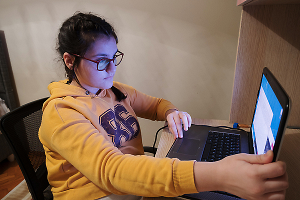 포토 JPG 해외이미지 백인 모델 라이프스타일 디자인 여자 얼굴 인터넷 비즈니스 한명 사람 이벤트 10대 노트북 컴퓨터 뷰티 스크린 공책 방 도시 업무 온라인 채팅 해외포토 서양인 1 청소년 문구용품 생활 신체부위 전자제품 작업 파일형식 이미지허브