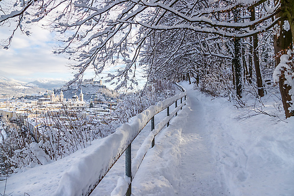 포토 JPG 해외이미지 길 여행 겨울 난간 날씨 휴가 풍경 사람없음 야외 목재 햇빛 걷기 얼음 산책 트래킹 추위 나뭇가지 도시 성 숲 서리 엽서 장면 구시가지 루트 선로 잘츠부르크 눈내림 해외포토 자연요소 나무 건축물 계절 재료 모션 레저 휴식 눈_날씨 태양 오스트리아 편지 파일형식 이미지허브