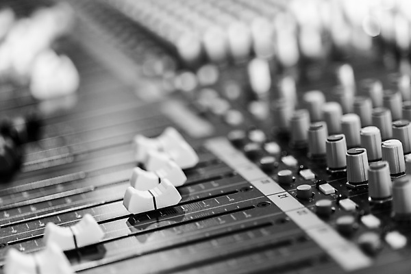 포토 JPG 해외이미지 직업 산업 음악 컨셉 버튼 사람없음 빛 파티 축제 소리 콘서트 음악가 장비 키보드 판넬 엔지니어 볼륨 혼합 소프트포커스 믹서 DJ 클럽 디스코 오디오 방송 아날로그 위로 블러 운영자 작곡가 제어 해외포토 문화예술 촬영기법 이벤트 전자제품 공연 춤 기술자 파일형식 이미지허브