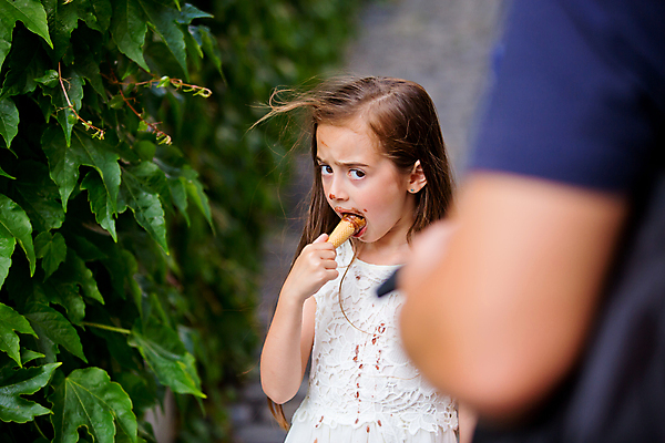 포토 JPG 해외이미지 백인 1 드레스 행복 얼굴 어린이 음식 백그라운드 휴가 아이스크림 디저트 한명 사람 뷰티 냉동 얼음 기쁨 추위 흰색 달콤 맛 먹기 크림 입술 해외포토 자연요소 서양인 옷 감정 컬러 컨셉 모션 신체부위 파일형식 이미지허브