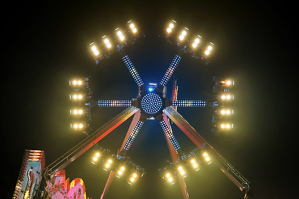 포토 JPG 해외이미지 전통 라이프스타일 공원 문화 전구 건축양식 사람없음 파란색 빛 컬러풀 축제 중국 힘 기계 기쁨 놀이공원 축하 도시 바퀴 원형 승차 야간 큼 속도 회전목마 공평 빛망울 해외포토 자연요소 도형 공공시설 건축 감정 아시아 컬러 컨셉 모션 생활 테마파크 놀이기구 크기 파일형식 이미지허브