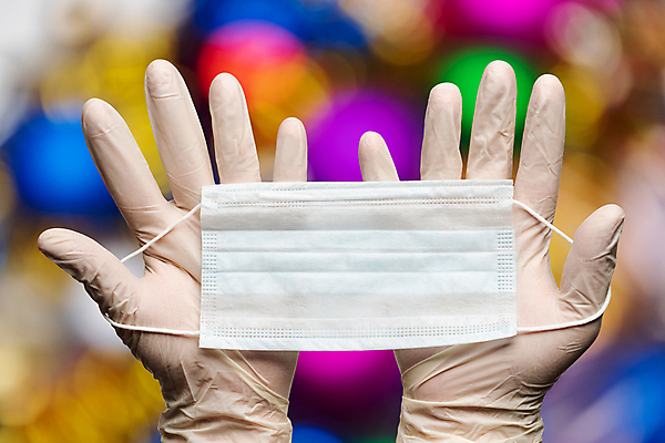 포토 JPG 해외이미지 손 얼굴 장갑 백그라운드 컨셉 크리스마스 휴가 새해 기념 병원 가면 한명 안전 사람없음 장식 약 건강관리 축제 장비 의사 흰색 축하 잡기 수술 호흡기관 보호 약초 질병 보케 감염 해피뉴이어 전염병 사스 코로나바이러스 해외포토 1 잡화 기념일 컬러 의학 모션 건강 관리 사람 신체부위 치료 의료진 새해인사 장기_의학 풀_식물 바이러스 파일형식 이미지허브