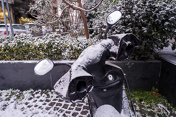 포토 JPG 해외이미지 라이프스타일 계절 스포츠 겨울 교통시설 날씨 거리 손잡이 사람없음 야외 자전거 냉동 얼음 검은색 운전 추위 스쿠터 오토바이 덮개 도시 바퀴 배달원 승차 위험 시원함 주차 12월 서비스 속도 순환 서리 타이어 눈보라 감탄 레이서 배기가스 눈내림 해외포토 자연요소 직업 컬러 교통 컨셉 모션 눈_날씨 생활 바이크 뚜껑 날짜 시설 파일형식 이미지허브