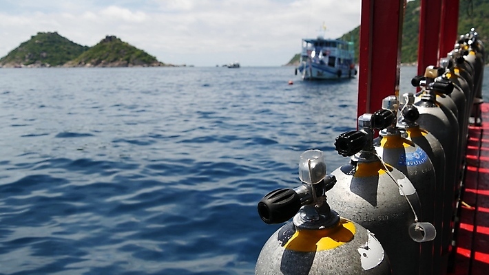 포토 JPG 해외이미지 주간 바다 섬 여행 태국 휴가 항해 취미 사람없음 물 파란색 세트 금속 맑음 수중 장비 탐험 수상스포츠 보트 잠수부 휴양지 다이빙 함선 가스 수납 기어 산소 실린더 압력 압축 줄서기 철강 많음 해외포토 자연요소 아시아 스포츠 컬러 컨셉 배_교통 모션 재질 날씨 수영 장소 원소 전문직 수중스포츠 파일형식 이미지허브