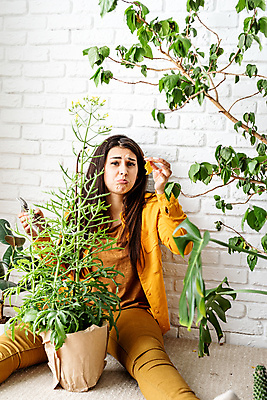 포토 JPG 해외이미지 여자 화분 잎 실내 한명 들기 상반신 성인 노란색 찡그림 정원가위 화초가위 성인여자한명만 홈가드닝 해외포토 식물 1 컬러 모션 가위_도구 표정 사람 내부 원예 여자한명만 성인여자만 파일형식 이미지허브