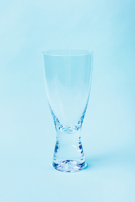 포토 JPG 해외이미지 1 음료 백그라운드 와인잔 유리 사람없음 세로 파란색 빛 컬러풀 한개 반사 공백 젖음 추위 기구 신선 투명 액체 우아함 컨테이너 크리스탈 순수 오브젝트 싱글 파란배경 유리그릇 고립 취급주의 해외포토 그릇 산업 컬러 컨셉 술잔 재질 경고 광석 파일형식 이미지허브
