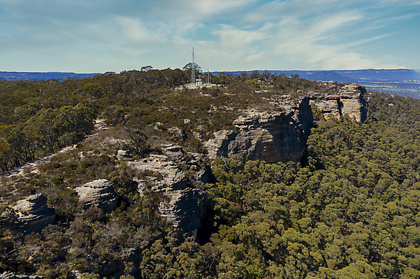 포토 JPG 해외이미지 나무 산업 도로 여행 잎 자연 하늘 산 안테나 풍경 사람없음 야외 초록색 여름 파란색 갈색 환경 탑 계곡 호주 숲 땅 드론 선로 해외포토 식물 건축물 계절 길 컬러 통신 교통시설 오세아니아 생태계 파일형식 이미지허브