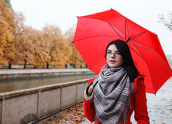포토 JPG 해외이미지 나무 백인 1 라이프스타일 계절 공원 행복 백그라운드 잎 우산 자연 날씨 휴식 한명 서기 사람 야외 빨간색 노란색 산책 코트 해외포토 서양인 식물 공공시설 감정 컬러 컨셉 모션 생활 외투 생태계 파일형식 이미지허브