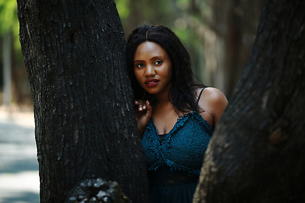 포토 JPG 해외이미지 모델 라이프스타일 헤어스타일 드레스 공원 여자 행복 얼굴 포즈 자연 한명 인종 야외 초록색 여름 뷰티 유행 검은색 자유 시골 우아함 긍정 내추럴 남아프리카 스타일 해외포토 1 옷 계절 공공시설 감정 컬러 컨셉 아프리카 사람 생활 신체부위 생태계 파일형식 이미지허브