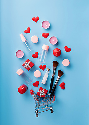 포토 JPG 해외이미지 유리병 실내 사람없음 선물상자 하이앵글 쇼핑카 화장품 하트 파란배경 향초 공병 메이크업브러쉬 목업 브랜딩 해외포토 모양 뷰포인트 백그라운드 초 병_용기 선물 내부 파란색 쇼핑 상자 뷰티 카트 붓 병_담는 파일형식 이미지허브