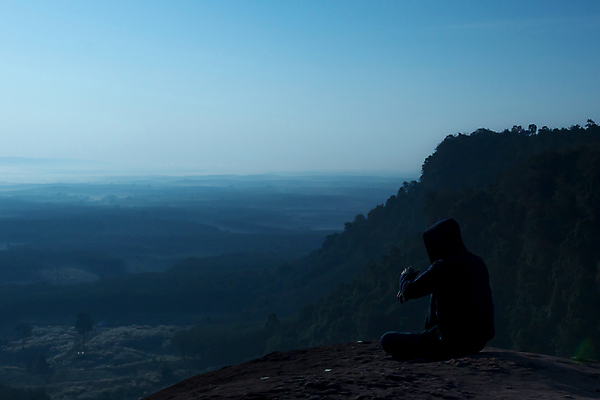포토 JPG 해외이미지 라이프스타일 응시 남자 행복 실루엣 여행 백그라운드 오렌지 자연 하늘 아침 휴가 휴식 산 사람 앉기 풍경 사람없음 야외 빛 햇빛 태양 일출 계곡 새벽 트래킹 하이킹 자유 바위 정상 언덕 내추럴 절정 하이커 해외포토 주간 자연요소 시선 감정 컨셉 과일 모션 레저 촬영기법 생활 노을 돌_바위 생태계 파일형식 이미지허브