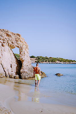 포토 JPG 해외이미지 남자 유럽 바다 섬 여행 하늘색 휴가 휴식 한명 성인 모래사장 햇빛 맑음 지중해 그리스 휴양지 암초 성인남자한명만 해외포토 1 나라 컨셉 날씨 사람 파란색 태양 장소 남자한명만 성인남자만 파일형식 이미지허브