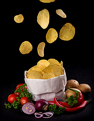 포토 JPG 해외이미지 토마토 고추 감자 파슬리 사람없음 종이봉투 떨어짐 가득함 감자칩 샬롯 해외포토 컨셉 채소 양파 봉투 과자 칩_음식 파일형식 이미지허브
