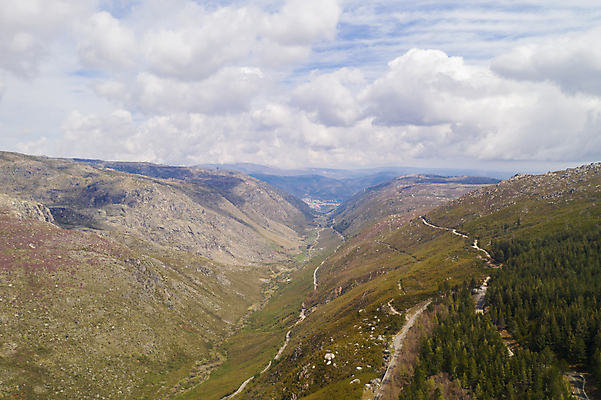 포토 JPG 해외이미지 나무 유럽 도로 여행 백그라운드 겨울 교통시설 자연 하늘 산 안테나 파노라마 사람없음 야외 초록색 평화 환경 계곡 봄 하이킹 시골 숲 포르투갈 언덕 빙하 내추럴 드론 전국 해외포토 식물 계절 나라 길 컬러 교통 컨셉 통신 레저 촬영기법 시설 생태계 파일형식 이미지허브