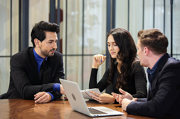 포토 JPG 해외이미지 백인 직업 인터넷 비즈니스 사업가 통신 회의 실내 대화 설명 한명 사람 컴퓨터 사무실 디지털 업무 작업 비즈니스맨 비즈니스우먼 그룹 계획 대표 토론 스마트 동료 상담 경영자 멀리 나눔 온라인 경영 고용 브레인스토밍 해외포토 서양인 1 여자 남자 컨셉 관계 모션 말하기 내부 전자제품 구직 직장인 리더 채용 파일형식 이미지허브