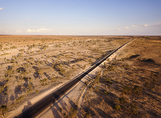 포토 JPG 해외이미지 도로 모래 여행 자연 거리 건조 안테나 사람없음 환경 운전 사막 고속도로 각도 가뭄 드론 해외포토 길 통신 교통시설 모션 날씨 생태계 파일형식 이미지허브