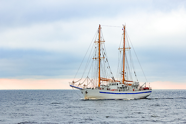 포토 JPG 해외이미지 주간 구름 바다 항해 사람 여러명 야외 큼 유람선 범선 탑승객 선박 해외포토 자연요소 다수 수상교통 배 승차 크기 파일형식 이미지허브